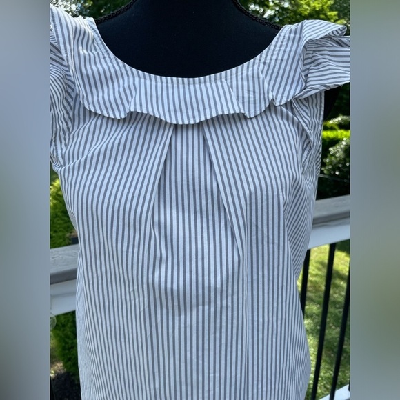 J Crew  - seersucker ruffle top - size 0 - Picture 3 of 9